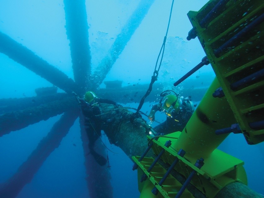Người lao động Petrovietnam bảo dưỡng hệ thống đường ống ngầm giữa các giàn khoan trên biển (ảnh: Lê Quang Duẩn)