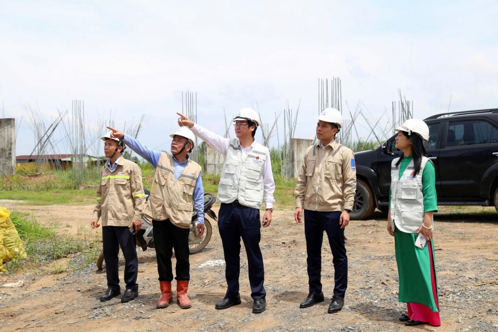 Đồng chí Nguyễn Mạnh Kha - Phó Chủ tịch phụ trách Công đoàn Tập đoàn kiểm tra tiến độ thi công tại công trường dự án Nhà máy Nhiệt điện Long Phú 1.