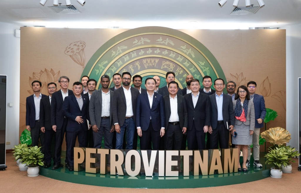 : Các đại biểu tham dự buổi làm việc