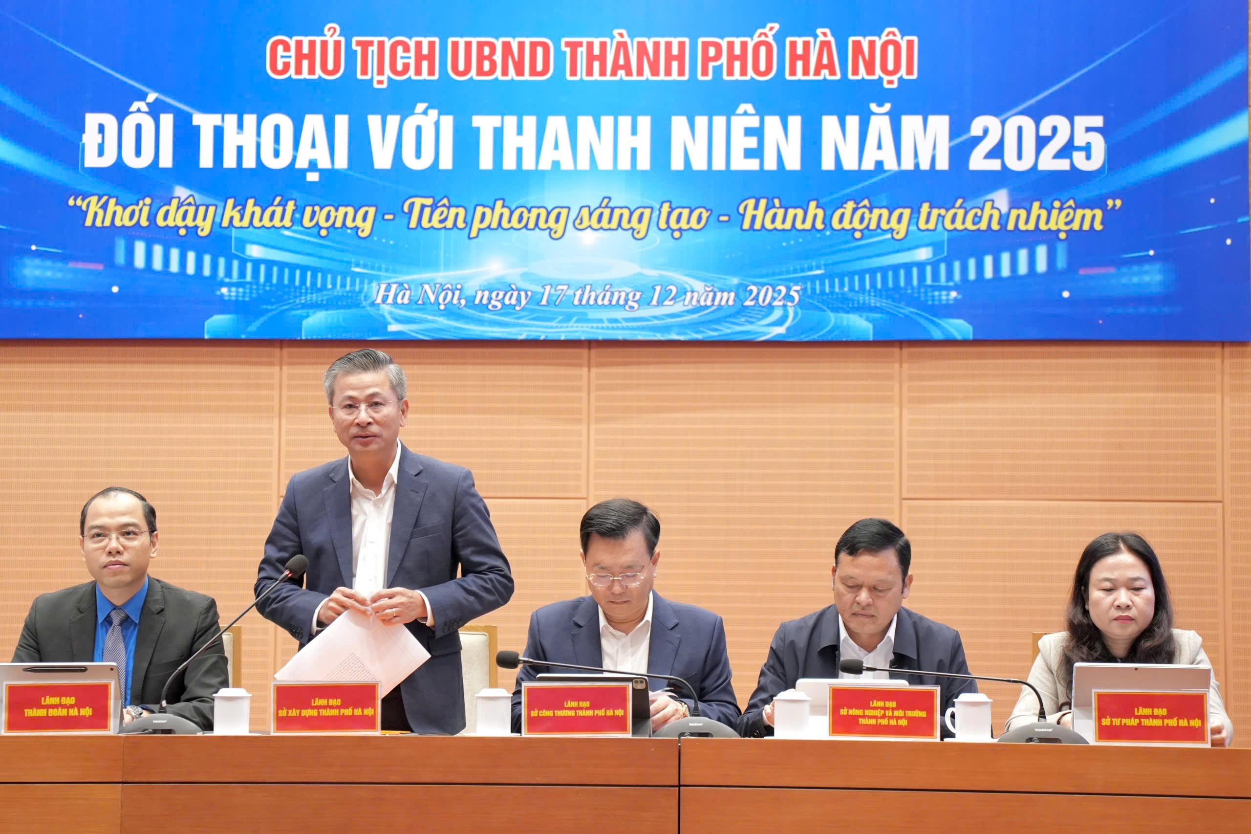 đồng chí Nguyễn Phi Thường - Giám đốc Sở Xây dựng Hà Nội trao đổi tại buổi đối thoại