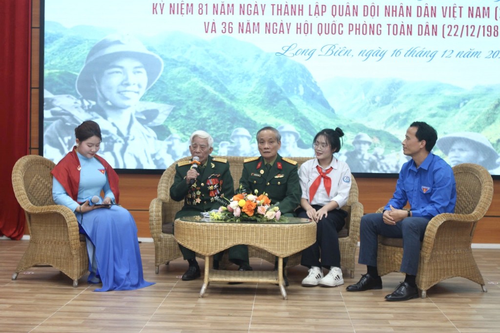 Những câu chuyện lịch sử chân thực được các bác cựu chiến binh chia sẻ đã để lại nhiều cảm xúc và bài học sâu sắc cho thế hệ trẻ hôm nay. Những câu chuyện lịch sử chân thực được các bác cựu chiến binh chia sẻ đã để lại nhiều cảm xúc và bài học sâu sắc cho thế hệ trẻ hôm nay.