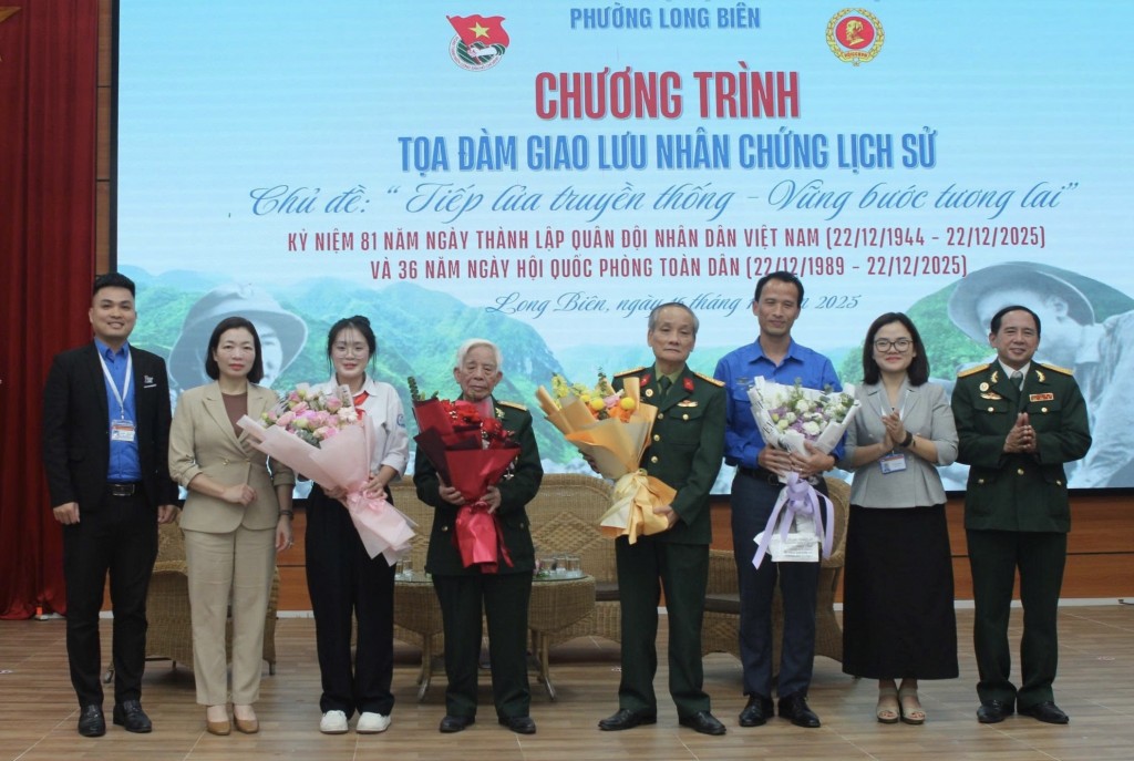 Ban Tổ chức tri ân và trao hoa cảm ơn các bác cựu chiến binh, khách mời tọa đàm đã tiếp lửa truyền thống, truyền cảm hứng cho thế hệ hôm nay. Ban Tổ chức tri ân và trao hoa cảm ơn các bác cựu chiến binh, khách mời tọa đàm đã tiếp lửa truyền thống, truyền cảm hứng cho thế hệ hôm nay.