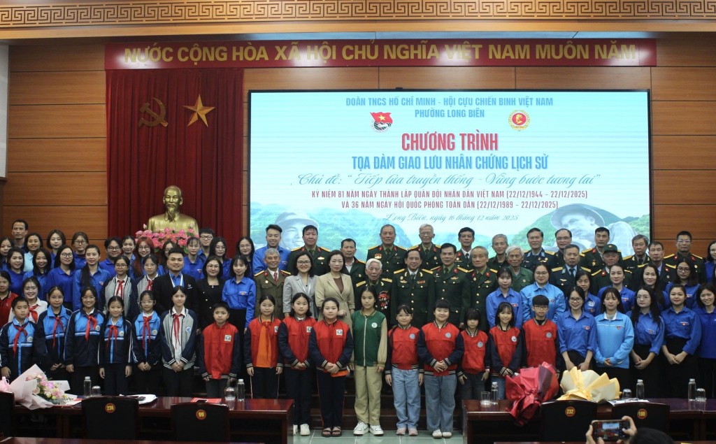 Chương trình tọa đàm là dịp để các thế hệ cùng gặp gỡ, giao lưu, lan tỏa giá trị truyền thống và khơi dậy lý tưởng sống đẹp trong đoàn viên, thanh thiếu nhi. Chương trình tọa đàm là dịp để các thế hệ cùng gặp gỡ, giao lưu, lan tỏa giá trị truyền thống và khơi dậy lý tưởng sống đẹp trong đoàn viên, thanh thiếu nhi.