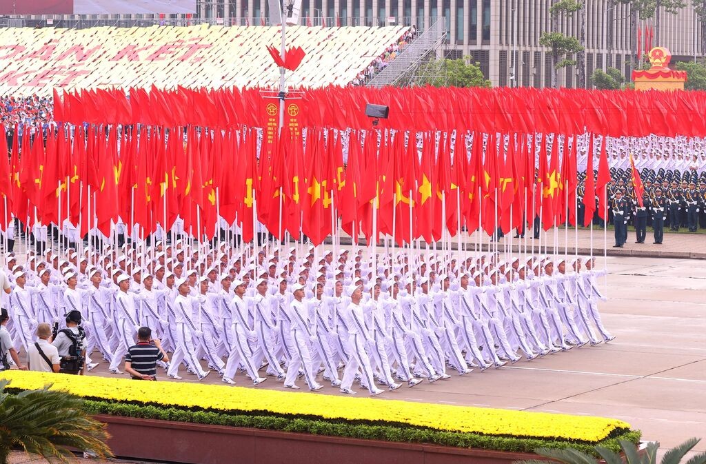 Đội Hồng kỳ tiến qua lễ đài tại lễ kỷ niệm Quốc khánh 2/9 (A80) diễn ra trang trọng, hào hùng Đội Hồng kỳ tiến qua lễ đài tại lễ kỷ niệm Quốc khánh 2/9 (A80) diễn ra trang trọng, hào hùng