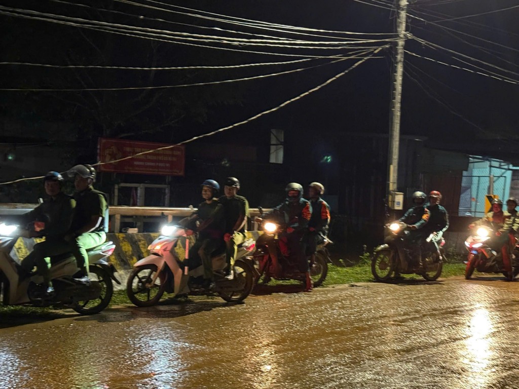 Công an xã Avương tuần tra đêm bảo vệ bình yên vùng cao