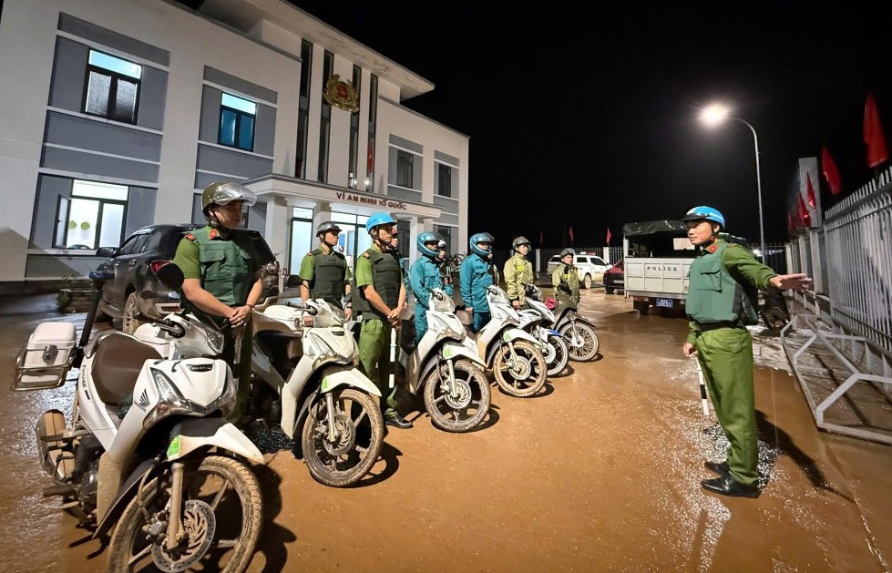 Công an xã Avương tuần tra đêm bảo vệ bình yên vùng cao