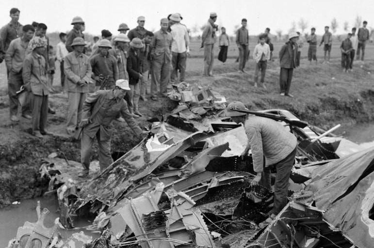 Xác máy bay ném bom B-52 của Mỹ bị Tiểu đoàn 59, Trung đoàn Tên lửa 261 bắn rơi trên cánh đồng Chuôm, xã Phù Lỗ, huyện Đông Anh, đêm 18-12-1972. Ảnh: TTXVN Xác máy bay ném bom B-52 của Mỹ bị Tiểu đoàn 59, Trung đoàn Tên lửa 261 bắn rơi trên cánh đồng Chuôm, xã Phù Lỗ, huyện Đông Anh, đêm 18-12-1972. Ảnh: TTXVN