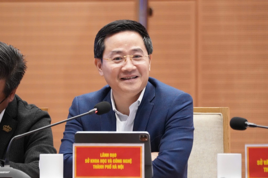 Đồng chí Trần Anh Tuấn – Giám đốc Sở Khoa học và Công nghệ Hà Nội trao đổi, làm rõ các cơ chế, chính sách về khoa học – công nghệ, đổi mới sáng tạo với thanh niên Thủ đô.