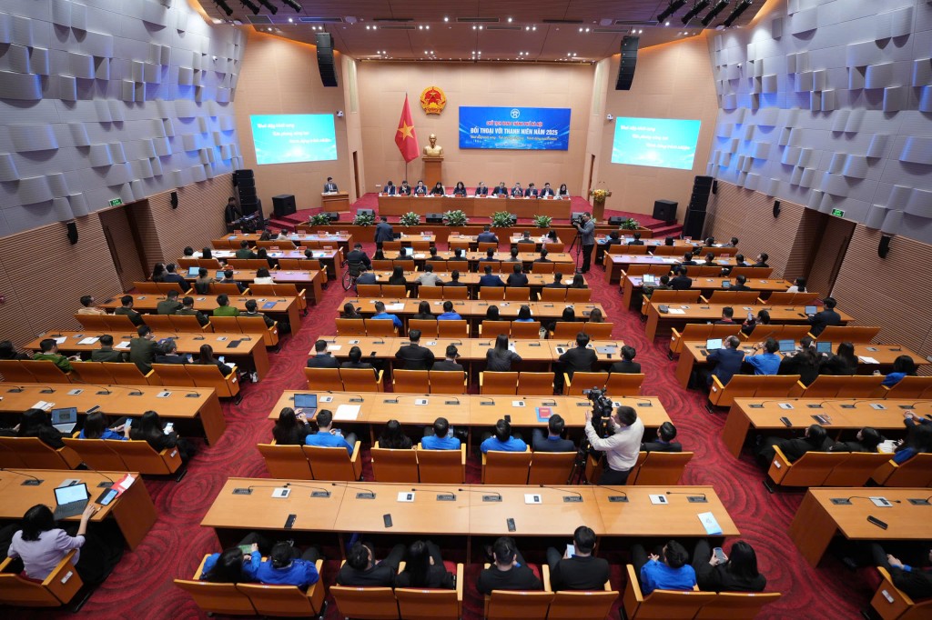 Toàn cảnh Chương trình Chủ tịch UBND thành phố Hà Nội đối thoại với Thanh niên năm 2025, diễn ra sáng 17/12 tại Hội trường HĐND – UBND Thành phố.