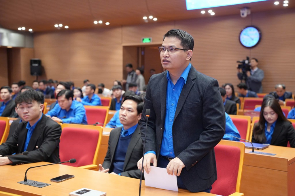 Đại biểu thanh niên nêu ý kiến, kiến nghị tại Chương trình Chủ tịch UBND thành phố Hà Nội đối thoại với Thanh niên năm 2025.