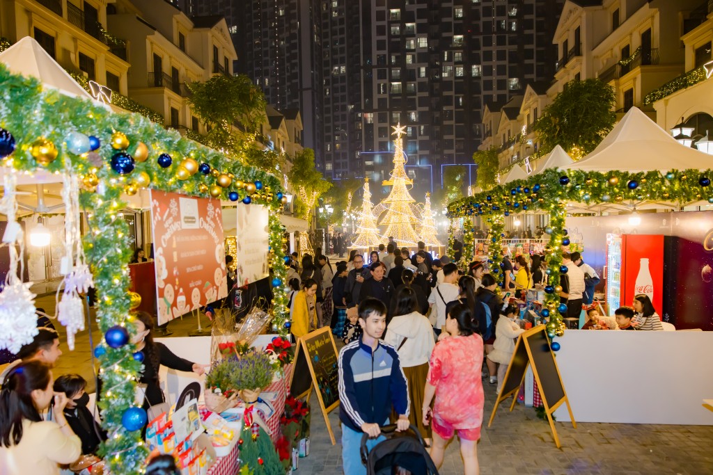 Không gian mua sắm tại Christmas Bazaar - Chợ phiên Giáng sinh thu hút sự chú ý của đông đảo khách tham quan