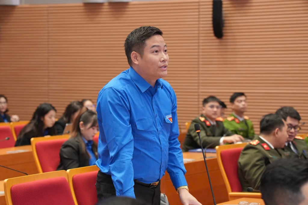 Bạn trẻ nêu ý kiến tại chương trình đối thoại