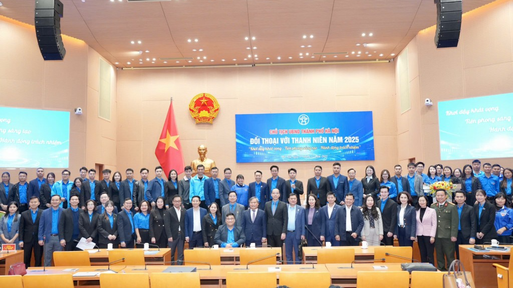 Lãnh đạo thành phố Hà Nội chụp ảnh lưu niệm cùng đoàn viên, thanh niên 
