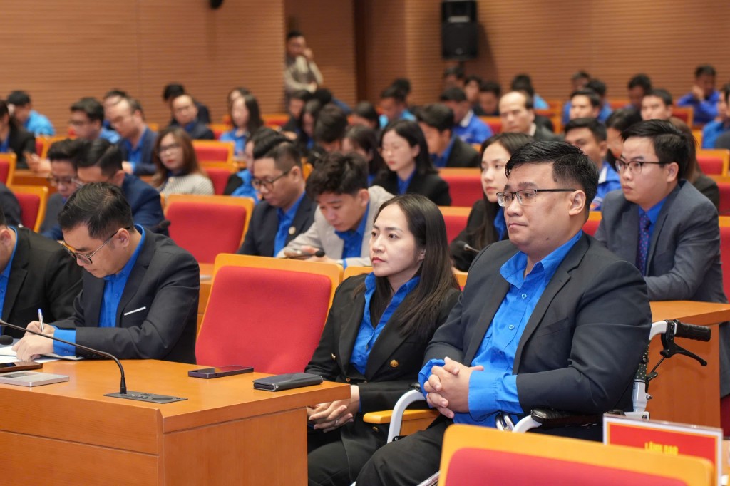 Bạn trẻ tham dự chương trình đối thoại