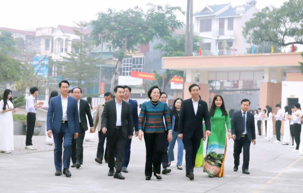 Khánh thành Phòng thực hành giáo dục STEM tại Trường THPT Nguyễn Huệ