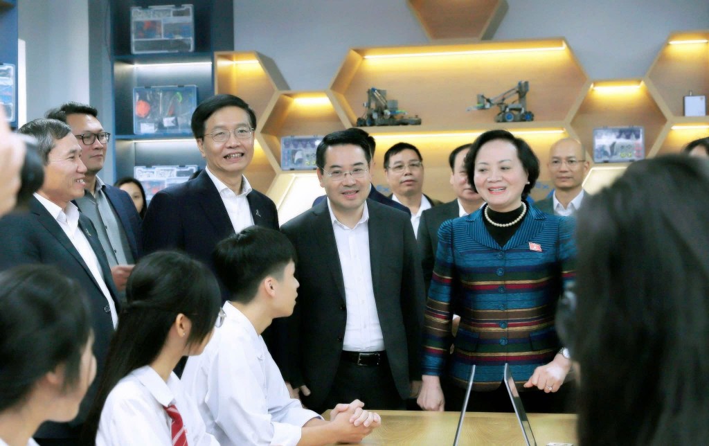 Khánh thành Phòng thực hành giáo dục STEM tại Trường THPT Nguyễn Huệ