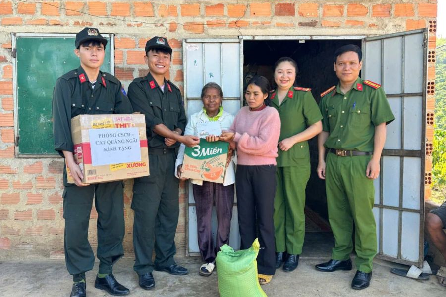 Tổ chức thăm, tặng quà cho gia đình có công với cách mạng, gia đình có hoàn cảnh khó khăn (Ảnh: C.A Quảng Ngãi)