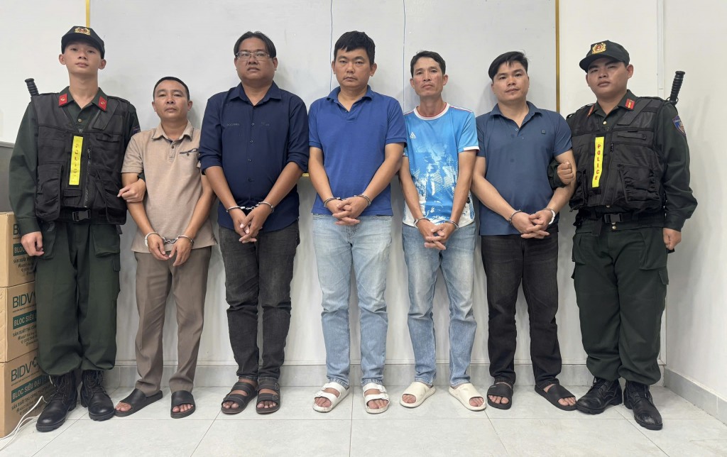 Các đối tượng liên quan bị khởi tố để phục vụ công tác điều tra (ảnh: Công an cung cấp) Các đối tượng liên quan bị khởi tố để phục vụ công tác điều tra (ảnh: Công an cung cấp)