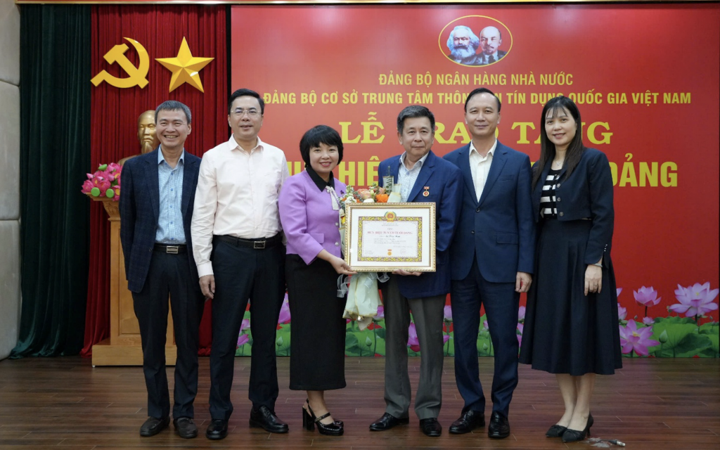 Đồng chí Lê Thái Nam vinh dự đón nhận Huy hiệu 30 năm tuổi Đảng