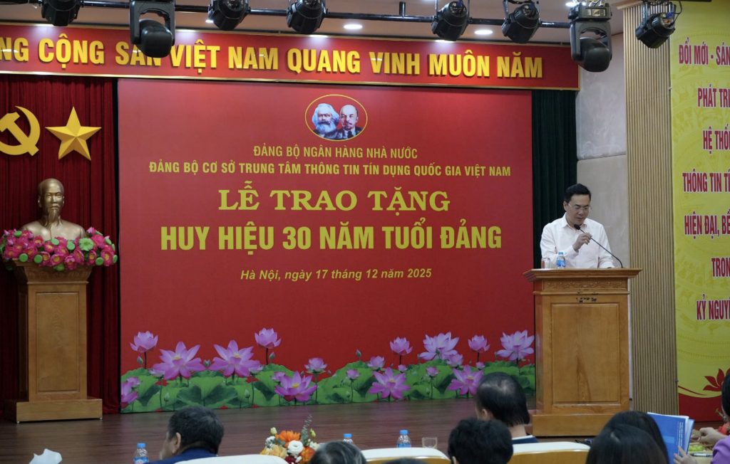 Đồng chí Lê Anh Tuấn – Phó Tổng Giám đốc CIC công bố quyết định của Đảng uỷ Chính phủ trao tặng huy hiệu 30 năm tuổi Đảng cho đồng chí Lê Thái Nam