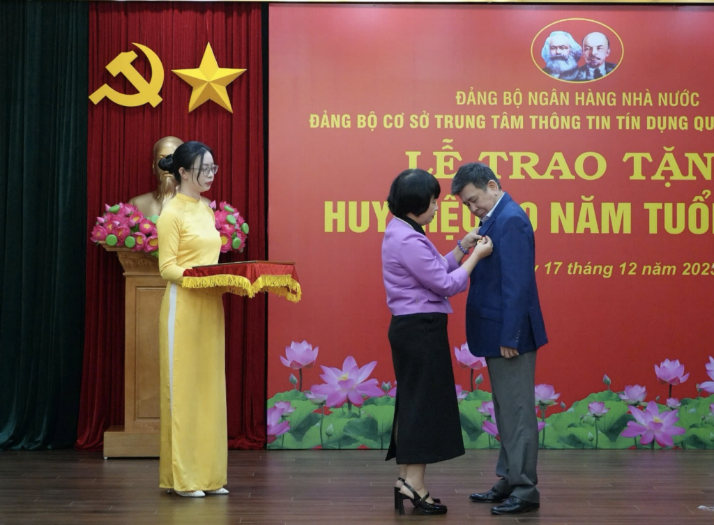 Đồng chí Lê Thái Nam vinh dự đón nhận Huy hiệu 30 năm tuổi Đảng