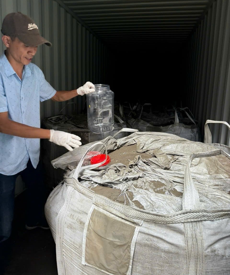 Các container chứa khoáng sản Lật tẩy thủ đoạn xuất khẩu khoáng sản trá hình “xỉ đa kim” qua biên giới