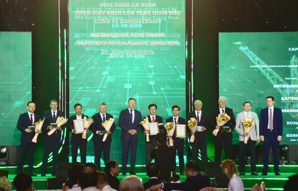 Lễ đón mừng dòng dầu đầu tiên từ dự án phát triển mỏ Kình Ngư Trắng - Kình Ngư Trắng Nam