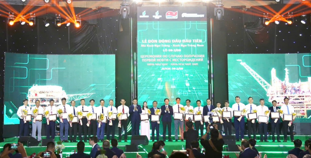 Lễ đón mừng dòng dầu đầu tiên từ dự án phát triển mỏ Kình Ngư Trắng - Kình Ngư Trắng Nam