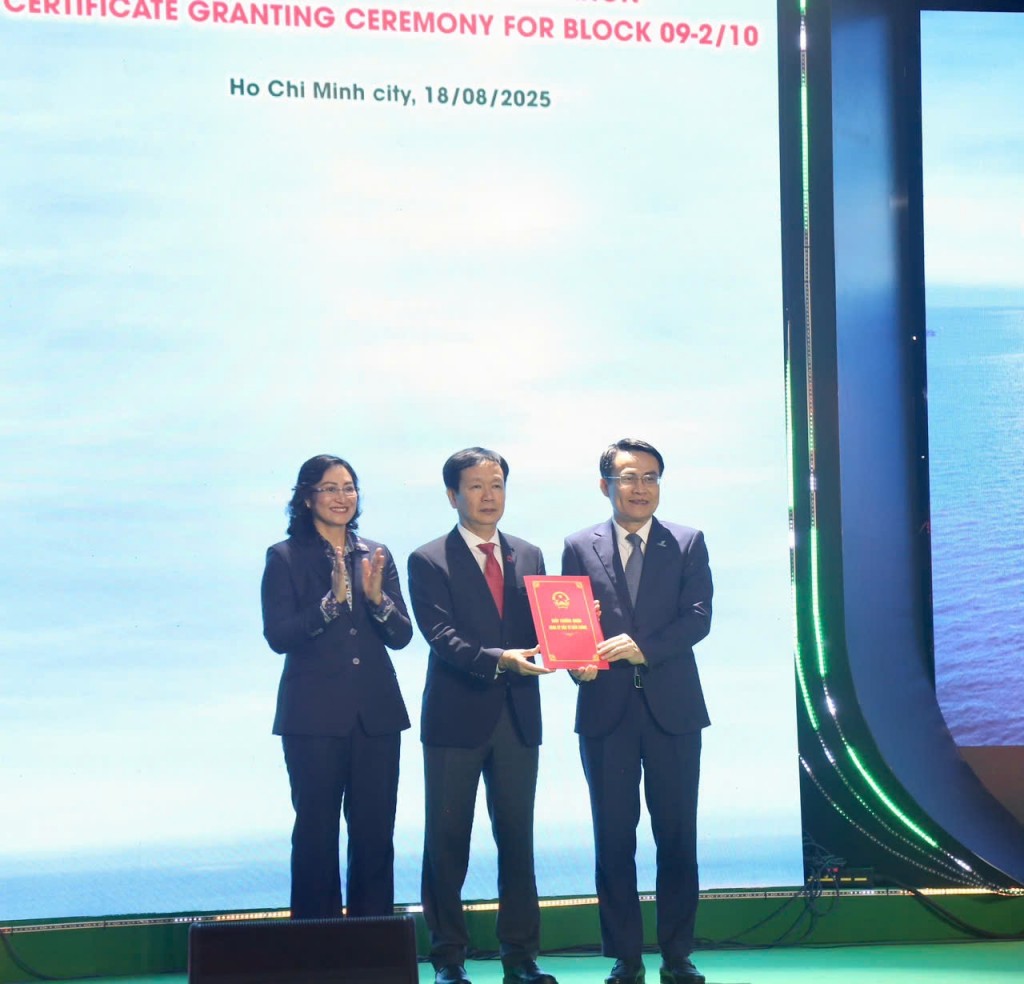 Lễ đón mừng dòng dầu đầu tiên từ dự án phát triển mỏ Kình Ngư Trắng - Kình Ngư Trắng Nam