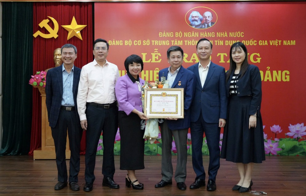 Đảng bộ CIC: Đồng chí Lê Thái Nam vinh dự đón nhận Huy hiệu 30 năm tuổi Đảng