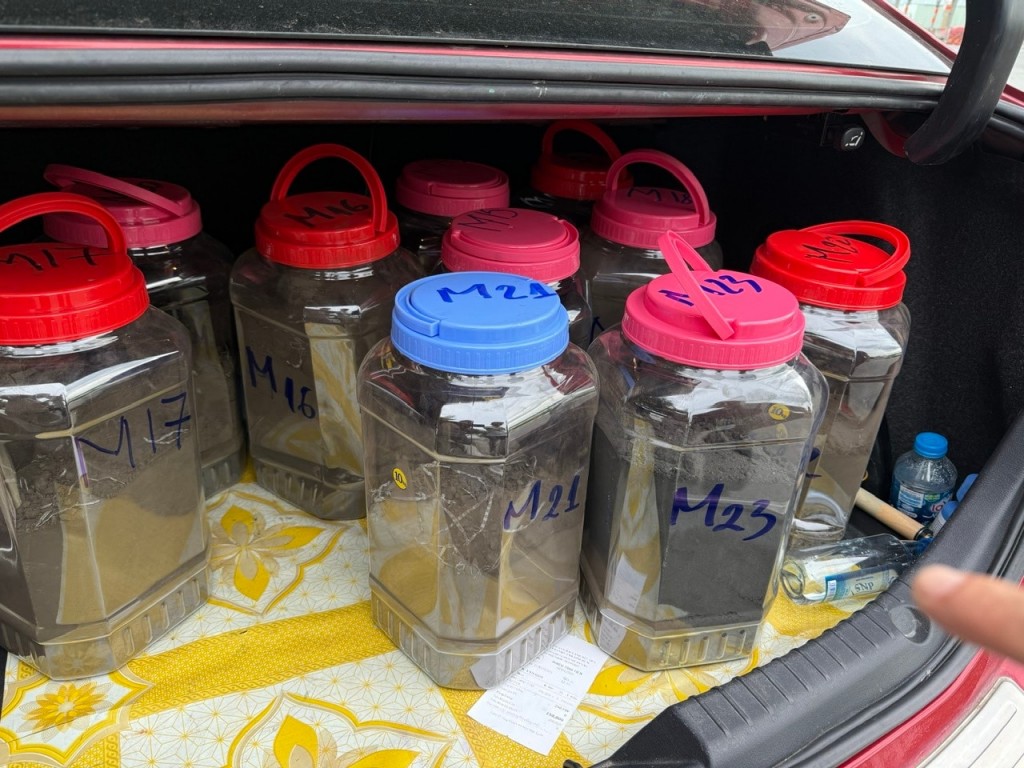 Cơ quan chức năng lấy mẫu để kiểm tra, giám định (Ảnh Công an cung cấp) Cơ quan chức năng lấy mẫu để kiểm tra, giám định (Ảnh Công an cung cấp)