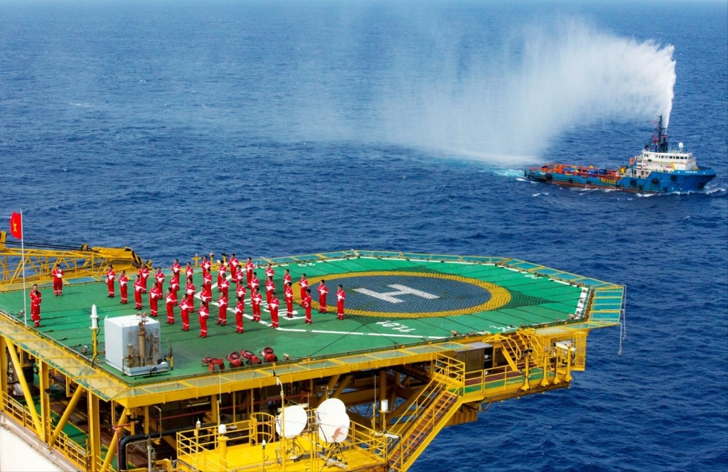 Hoạt động khai thác dầu khí ngoài khơi góp phần giúp đảm bảo an ninh quốc phòng. Hoạt động khai thác dầu khí ngoài khơi góp phần giúp đảm bảo an ninh quốc phòng.