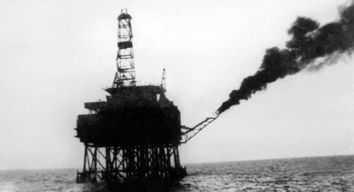 Giàn MSP1 khai thác tấn dầu đầu tiên trên mỏ Bạch Hổ năm 1986.