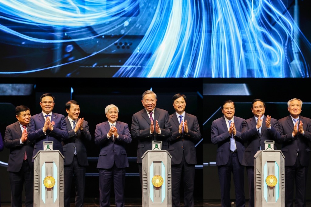 Tổng Bí thư Tô Lâm, Thủ tướng Phạm Minh Chính, Chủ tịch HĐTV Petrovietnam Lê Mạnh Hùng thực hiện nghi thức khởi động chương trình STEM Innovation Petrovietnam. Tổng Bí thư Tô Lâm, Thủ tướng Phạm Minh Chính, Chủ tịch HĐTV Petrovietnam Lê Mạnh Hùng thực hiện nghi thức khởi động chương trình STEM Innovation Petrovietnam.