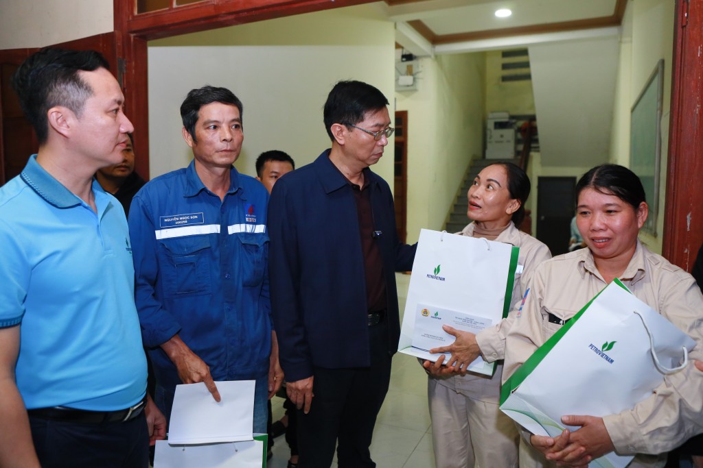 Ấm áp nghĩa tình Petrovietnam để kịp thời hỗ trợ các tỉnh miền Trung bị thiên tai