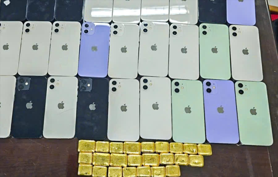 Số vàng và điện thoại được phát hiện trong hành lý của hai người phụ nữ (Ảnh: CA) Số vàng và điện thoại được phát hiện trong hành lý của hai người phụ nữ (Ảnh: CA)