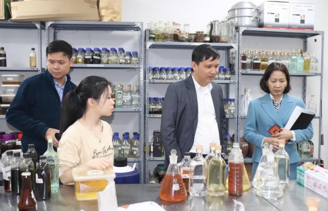 Bát Tràng tăng cường kiểm tra an toàn thực phẩm tại các cơ sở sản xuất, kinh doanh