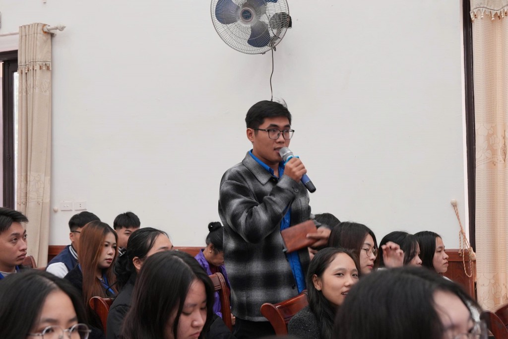 Chủ tịch UBND xã Bát Tràng đối thoại với thanh niên