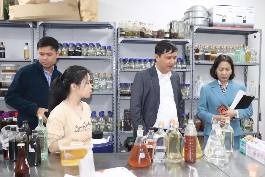 Bát Tràng tăng cường kiểm tra an toàn thực phẩm tại các cơ sở sản xuất, kinh doanh