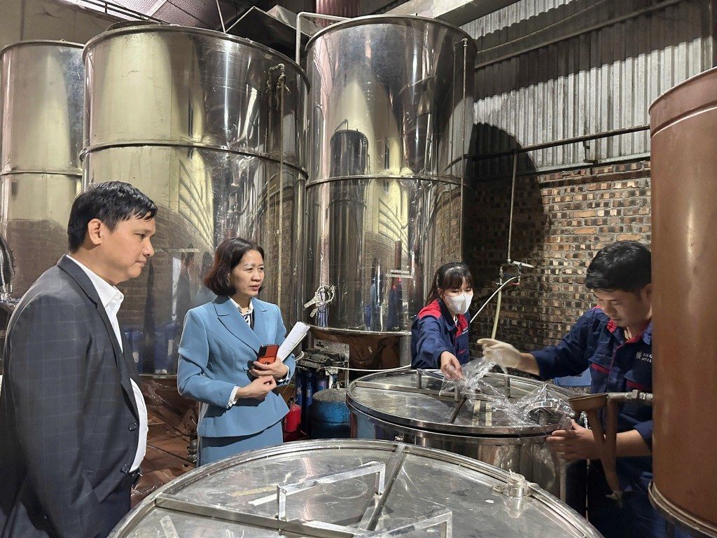 Bát Tràng tăng cường kiểm tra an toàn thực phẩm tại các cơ sở sản xuất, kinh doanh