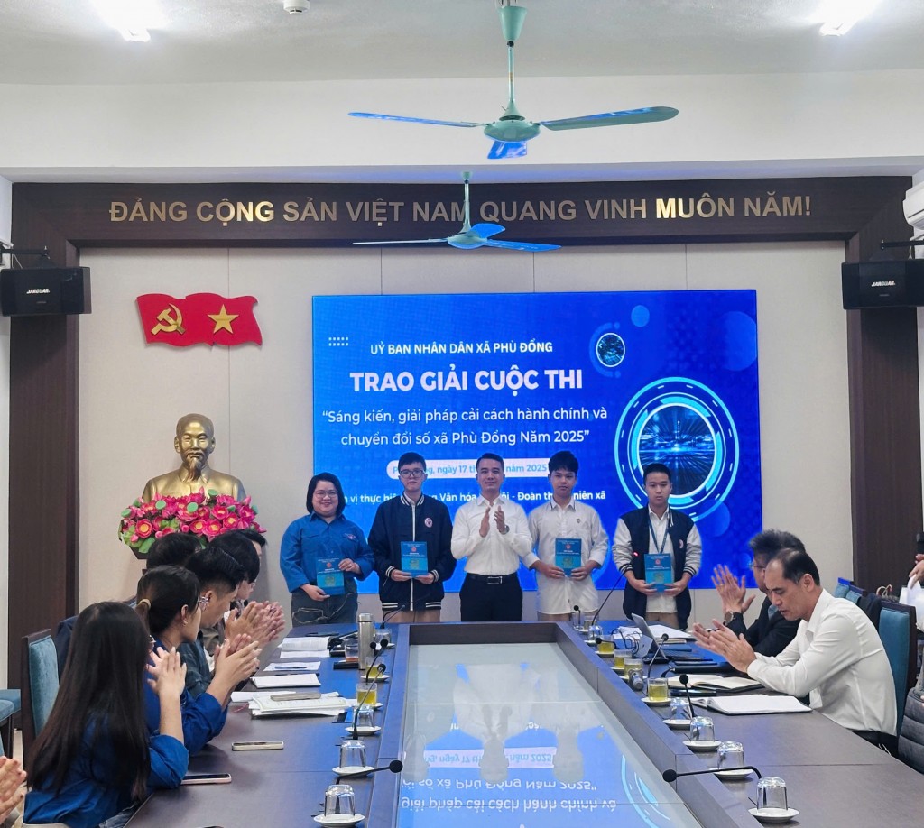 trao giải Cuộc thi “Sáng kiến, giải pháp cải cách hành chính và chuyển đổi số xã Phù Đổng năm 2025”