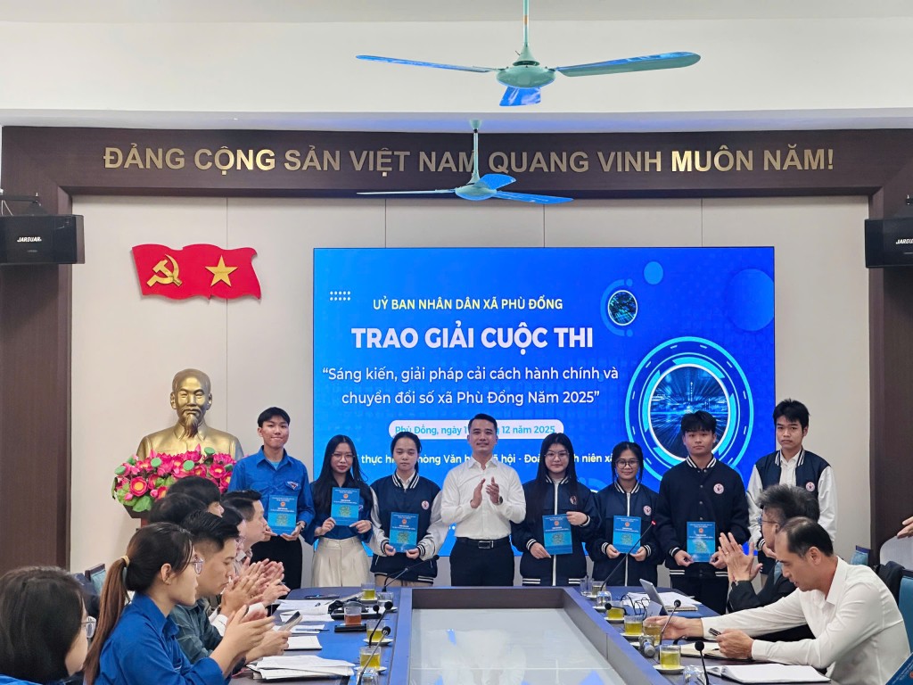 Trao giải cho các thí sinh đoạt giải trong Cuộc thi “Sáng kiến, giải pháp cải cách hành chính và chuyển đổi số xã Phù Đổng năm 2025”