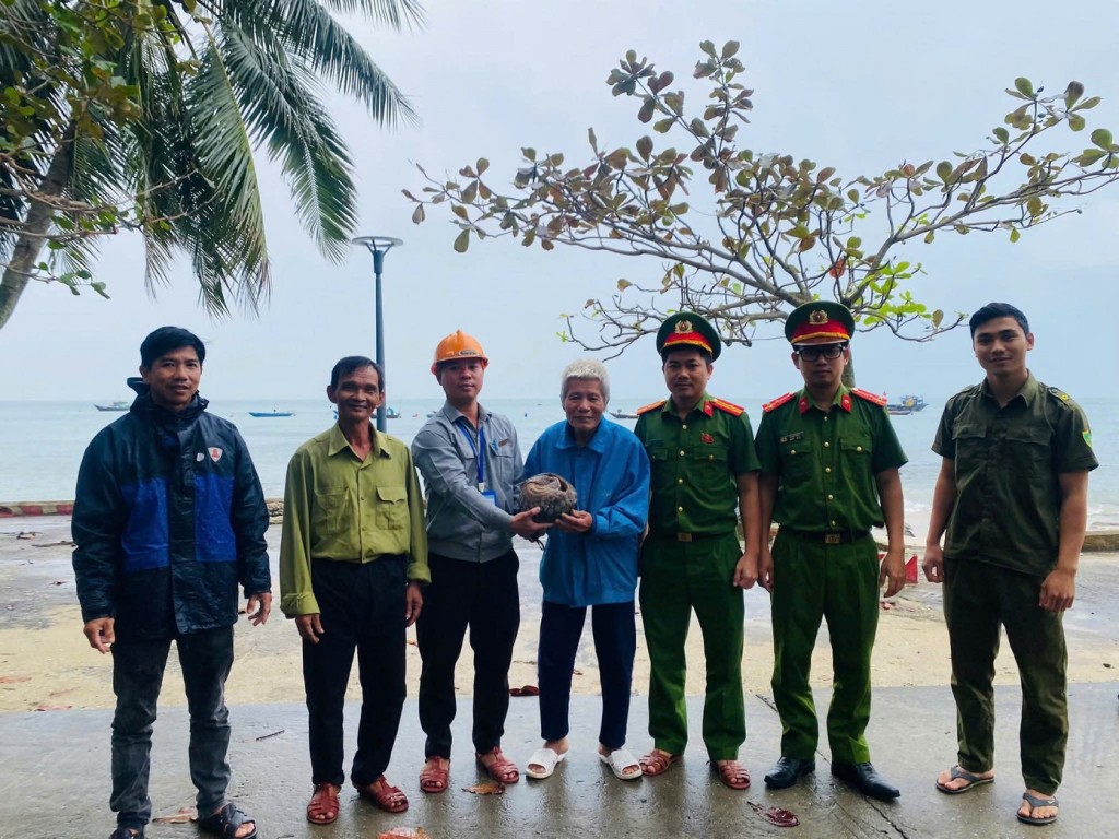 Lực lượng chức năng tiếp nhận cá thể tê tê từ người dân để thực hiện quy trình tái thả theo quy định. (Ảnh: BQL Khu bảo tồn thiên nhiên Cù Lao Chàm). Lực lượng chức năng tiếp nhận cá thể tê tê từ người dân để thực hiện quy trình tái thả theo quy định. (Ảnh: BQL Khu bảo tồn thiên nhiên Cù Lao Chàm).