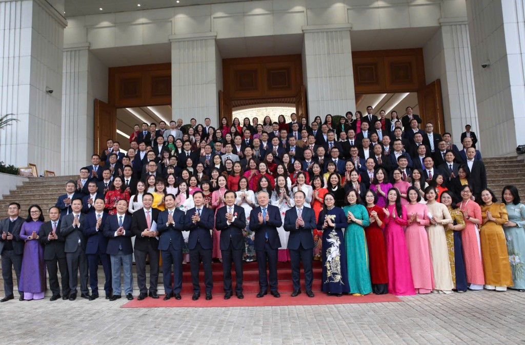 Phó Thủ tướng Thường trực Chính phủ Nguyễn Hòa Bình cùng tập thể lãnh đạo, công chức, viên chức, người lao động VPCP - Ảnh: VGP/Nguyễn Hoàng