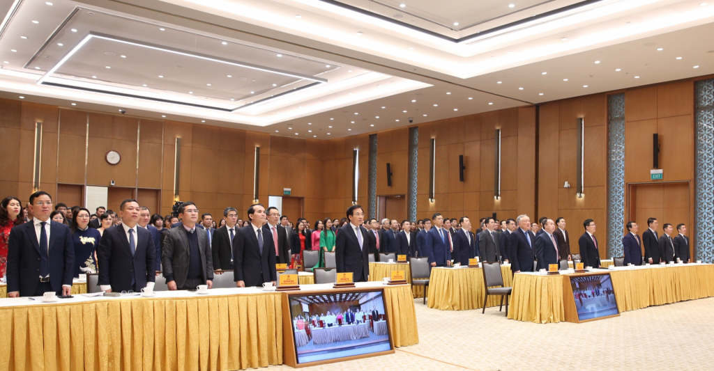 Các đại biểu thực hiện nghi thức chào cờ - Ảnh: VGP/Nguyễn Hoàng