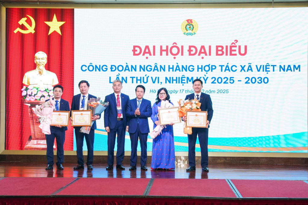 Phó Thống đốc NHNN Việt Nam Phạm Tiến Dũng và đồng chí Nguyễn Quốc Cường - Chủ tịch Hội đồng quản trị Co-opBank trao tặng Bằng khen của Thống đốc NHNN Việt Nam và tặng hoa chúc mừng cho các tập thể đơn vị trong hệ thống Co-opBank