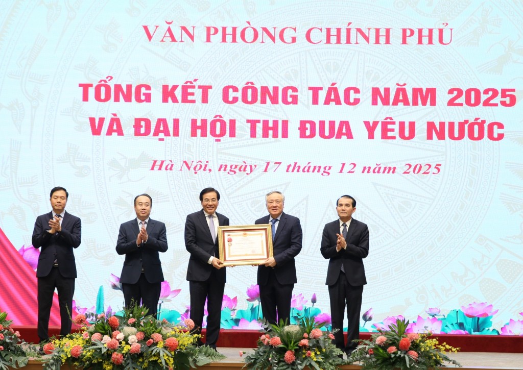 Phó Thủ tướng Thường trực Chính phủ Nguyễn Hòa Bình tặng Huân chương Lao động hạng Nhất cho VPCP - Ảnh: VGP/Nguyễn Hoàng