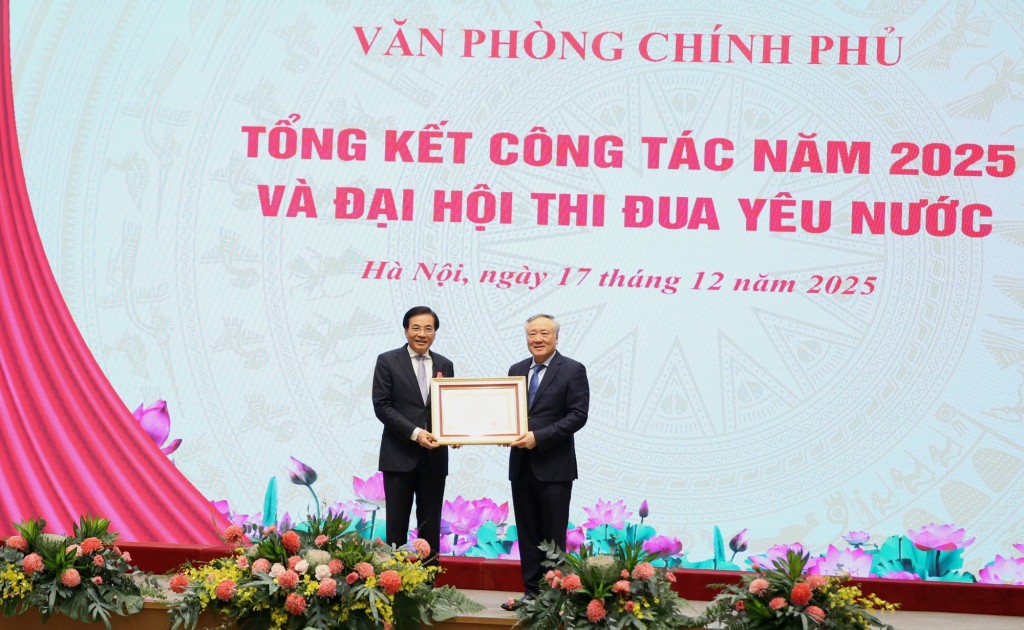 Phó Thủ tướng Thường trực Chính phủ Nguyễn Hòa Bình tặng Huân chương Lao động hạng Nhất cho Bộ trưởng, Chủ nhiệm Văn phòng Chính phủ Trần Văn Sơn - Ảnh: VGP/Nguyễn Hoàng