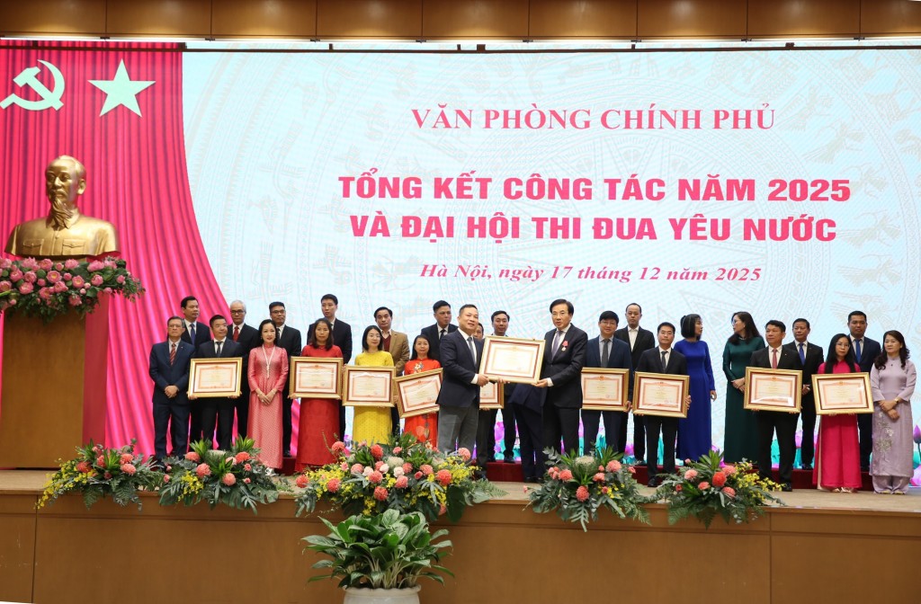 Bộ trưởng, Chủ nhiệm VPCP Trần Văn Sơn tặng bằng khen của Thủ tướng Chính phủ cho các tập thể và cá nhân - Ảnh: VGP/Nguyễn Hoàng