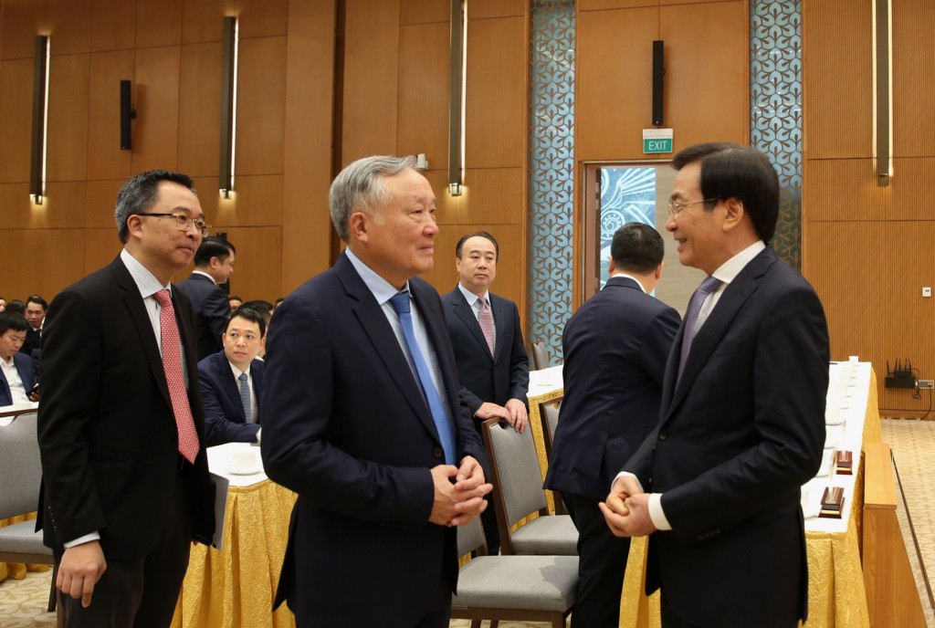 Phó Thủ tướng Thường trực Chính phủ Nguyễn Hòa Bình trao đổi với Bộ trưởng, Chủ nhiệm VPCP Trần Văn Sơn - Ảnh: VGP/Nguyễn Hoàng